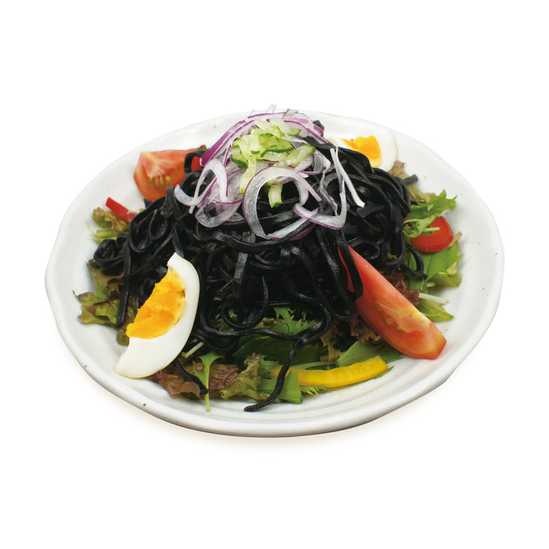 イカスミ麺のサラダ